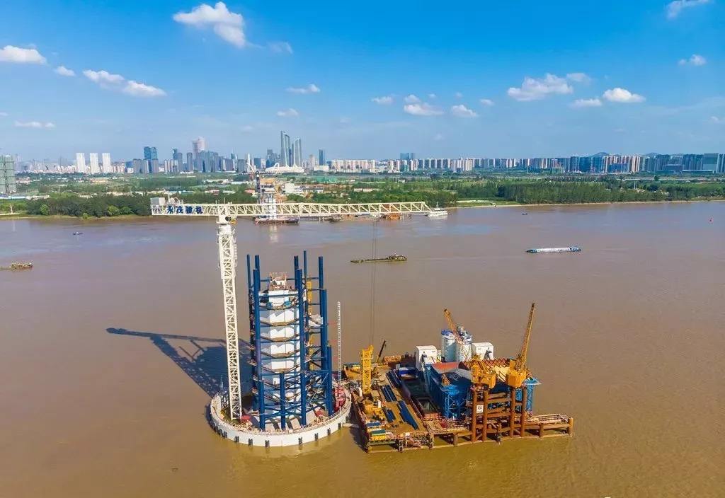 南京建设的大桥是世界首座轻型钢混结构斜拉桥采用双向六车道